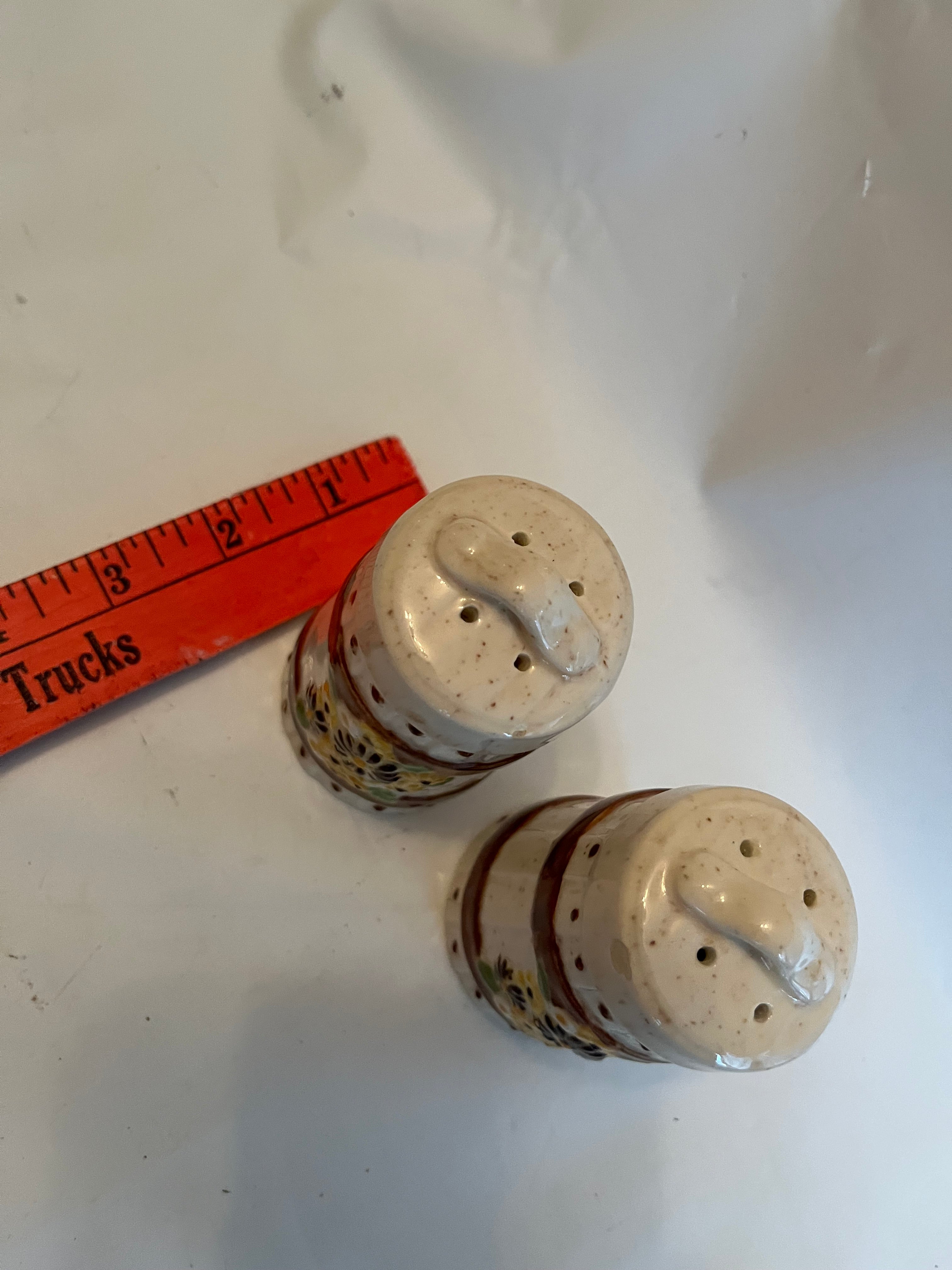 Vintage ceramic daisy shakers