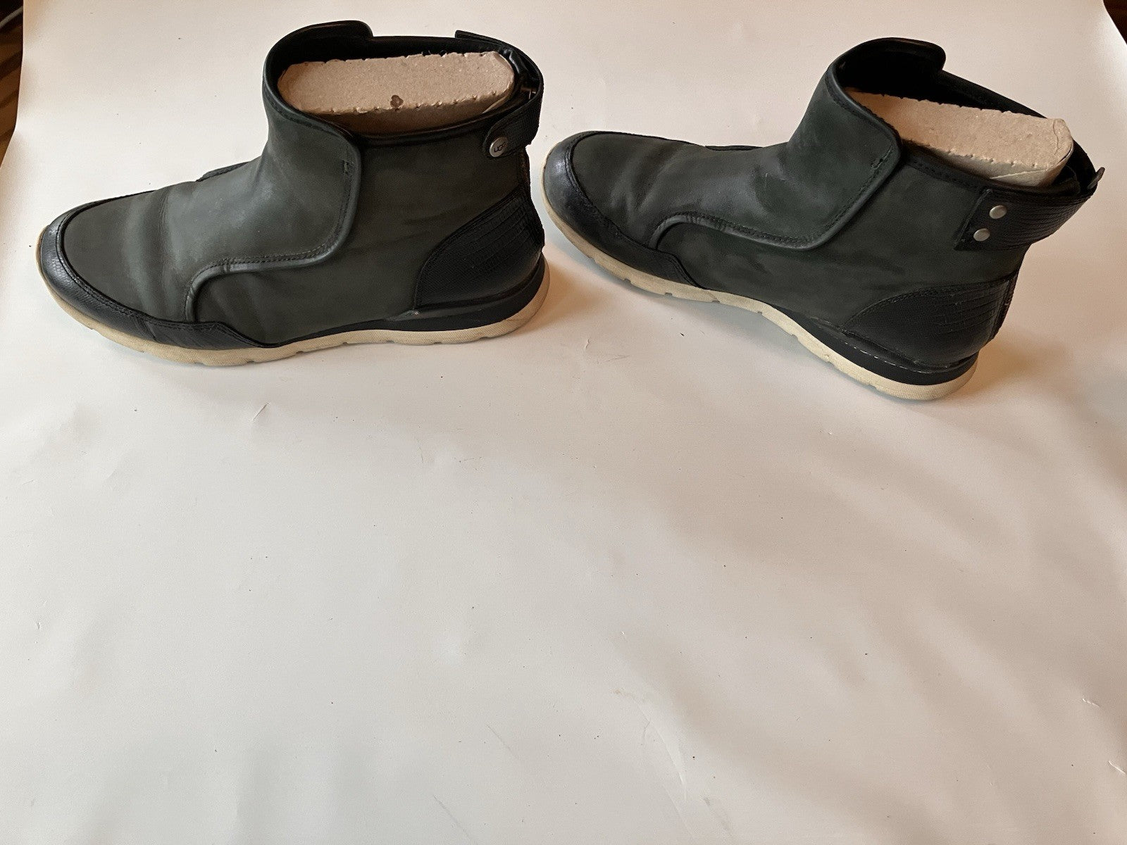Women’s Black Treadlight UGG Laurels Lizard 7.5 With Box; Gently Preloved Shape