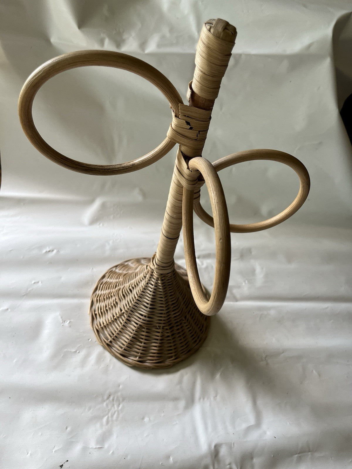 Vintage BOHO Natural Wicker/Rattan 3 Ring Counter Top Towel Holder Cottage Core