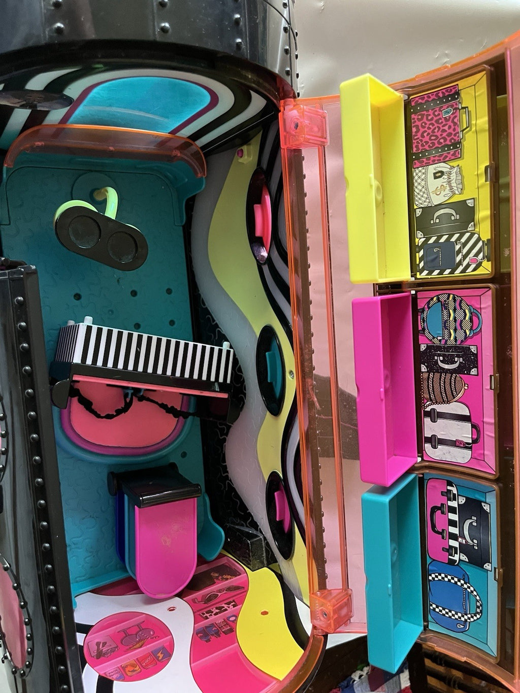 LOL Surprise Omg Remix 4/ 1 JET Plane Some Furniture J5 2020