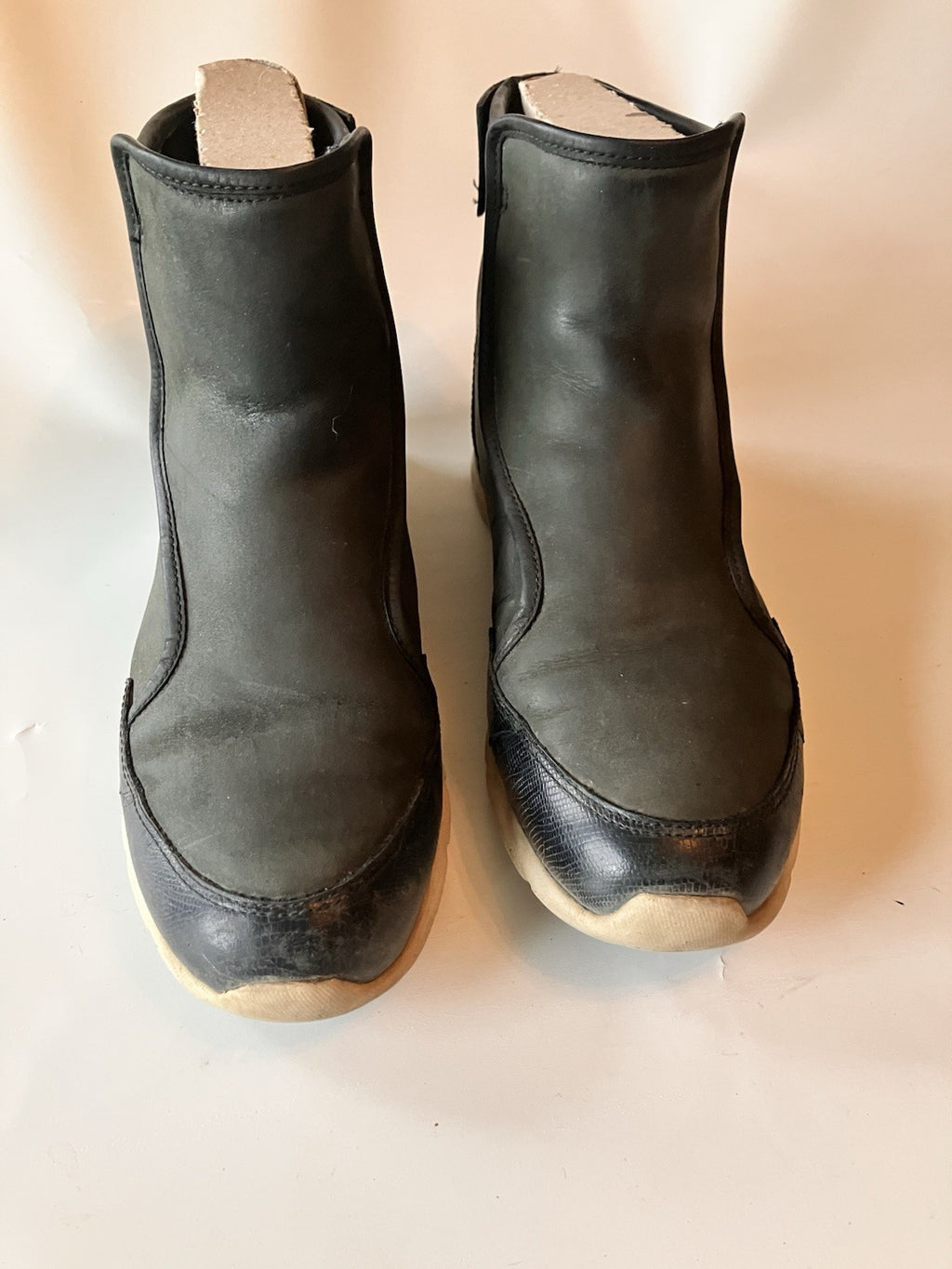Women’s Black Treadlight UGG Laurels Lizard 7.5 With Box; Gently Preloved Shape