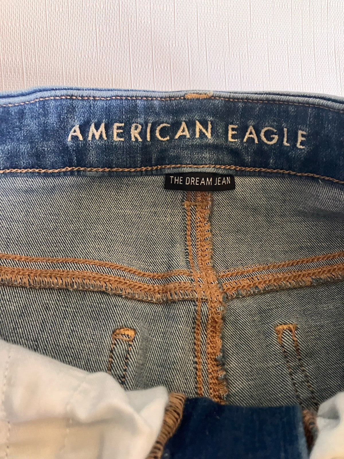 American Eagle Womens Size 6, Curvy, Hi-rise “Dream Jean” Distressed Jeans