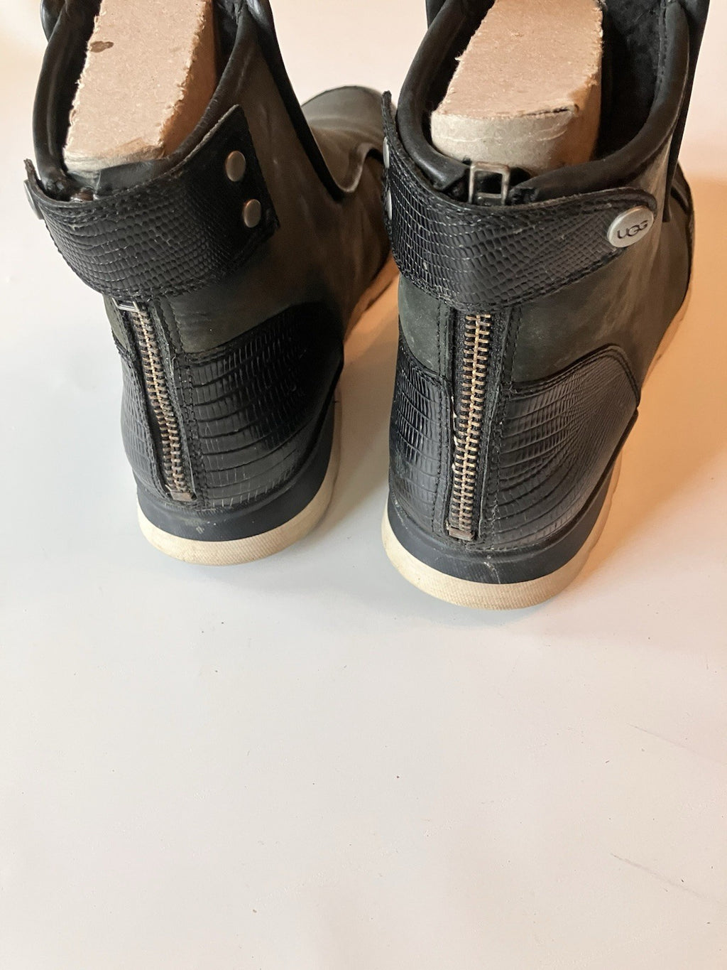 Women’s Black Treadlight UGG Laurels Lizard 7.5 With Box; Gently Preloved Shape