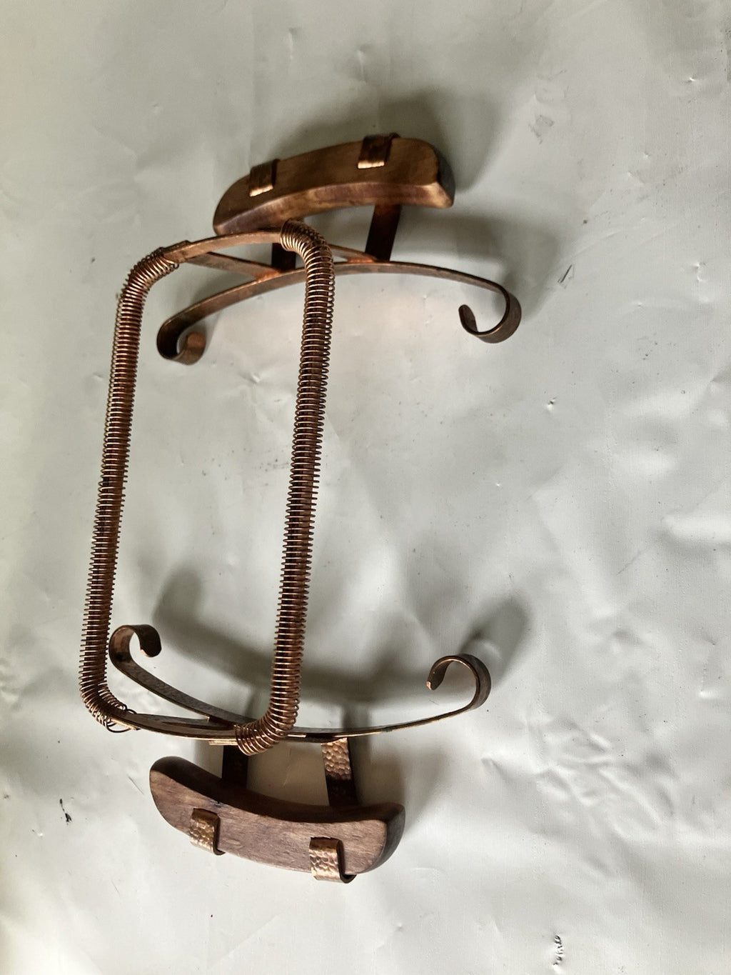 Vintage Hammered Copper/ Wood Casserole Dish Stand With Spring Adjustment 6-10”