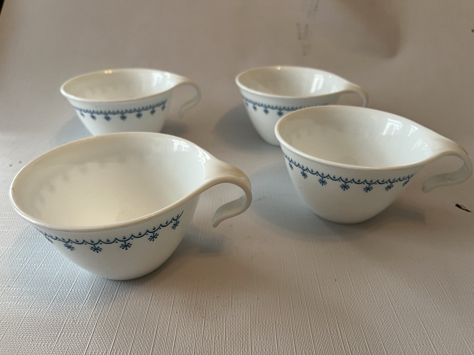 Vintage Corelle/Pyrex Snowflake Garland Coffee Mugs (7)