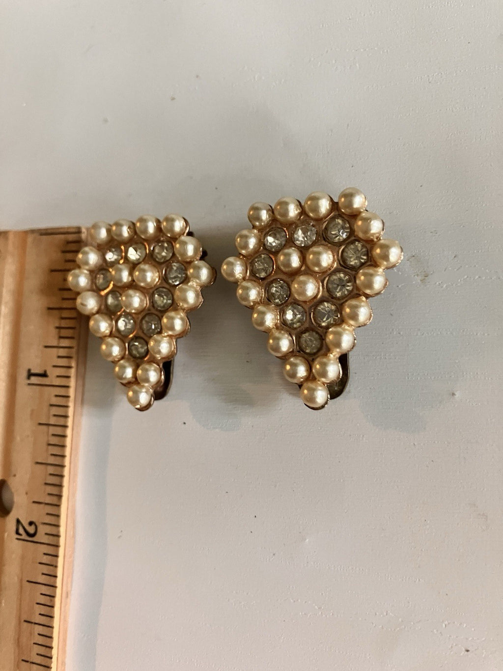 Vintage Cluster Faux Pearl/Rhinestone Clip On Earring On Gold Tone Metal. EVC