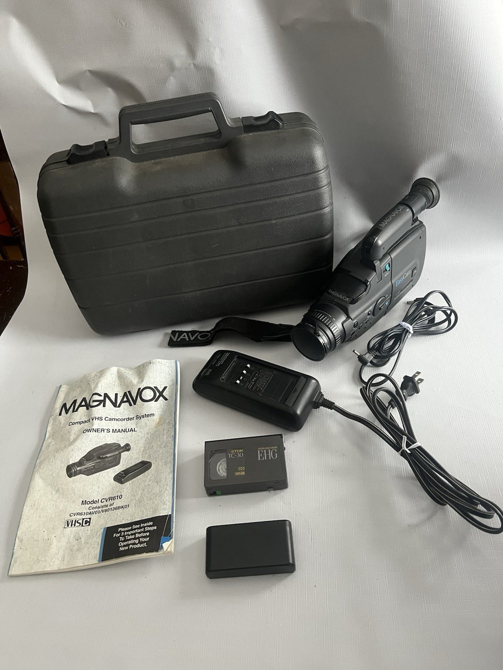 Vintage Magnavox Easy Cam w/Charger Batteries AV Cables Hard Case Powers ON-READ