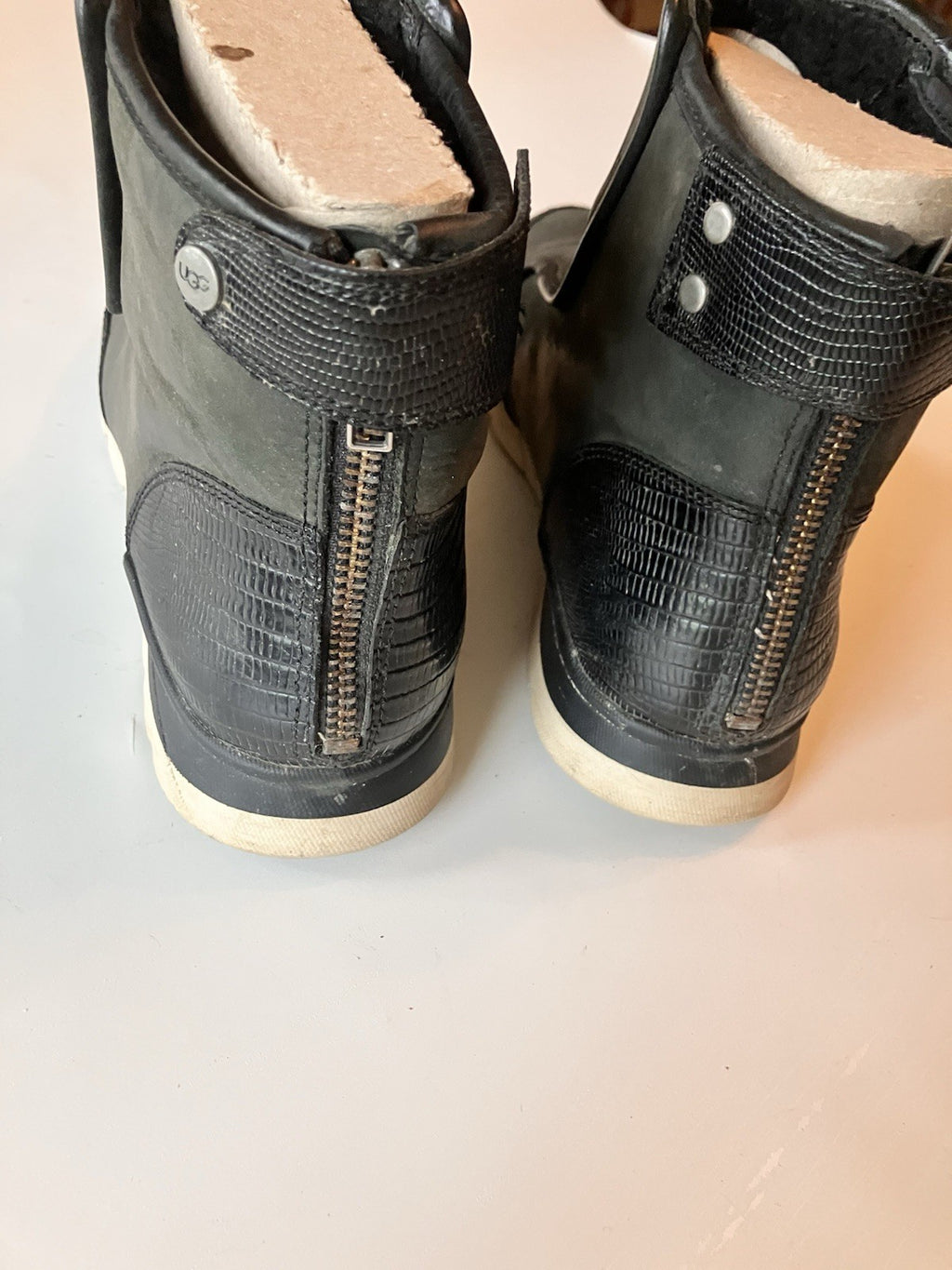 Women’s Black Treadlight UGG Laurels Lizard 7.5 With Box; Gently Preloved Shape