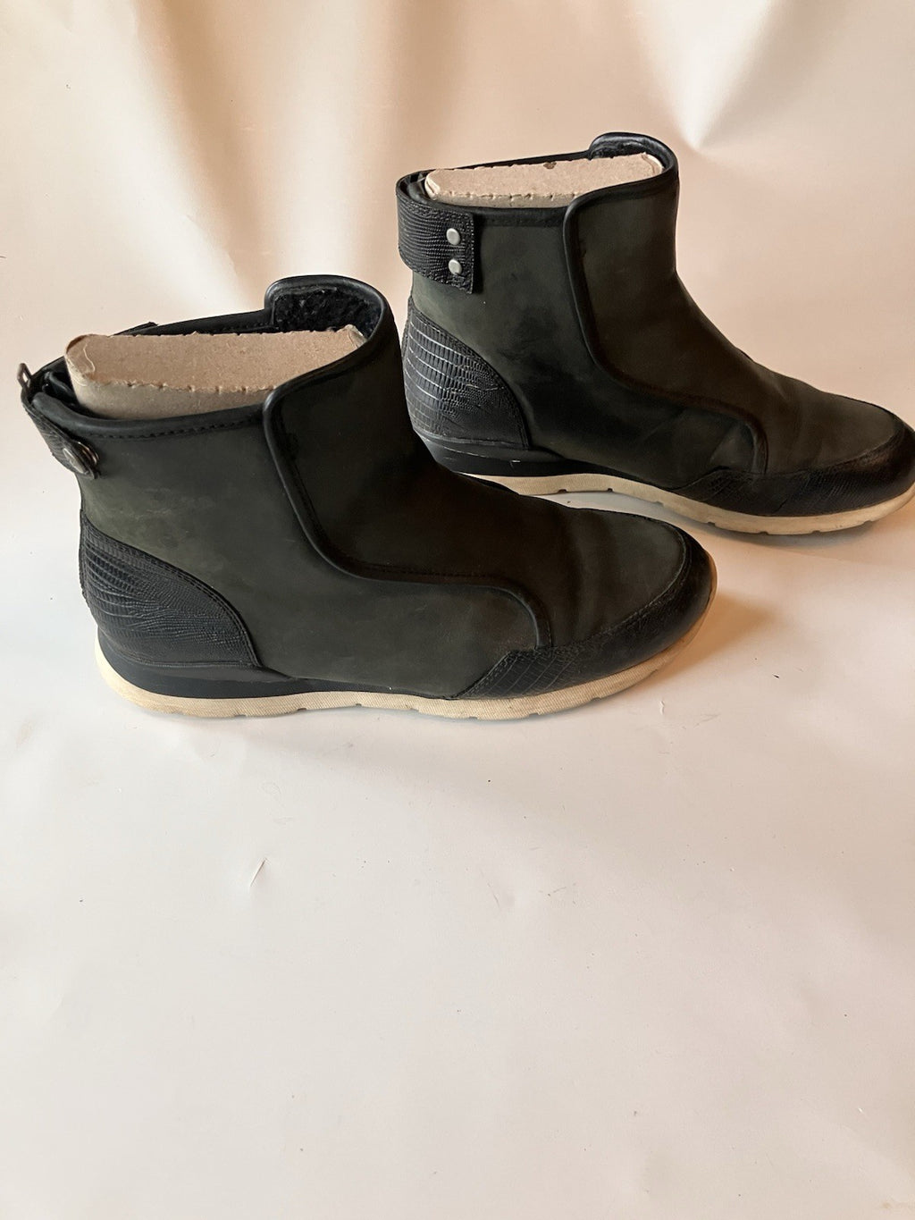 Women’s Black Treadlight UGG Laurels Lizard 7.5 With Box; Gently Preloved Shape
