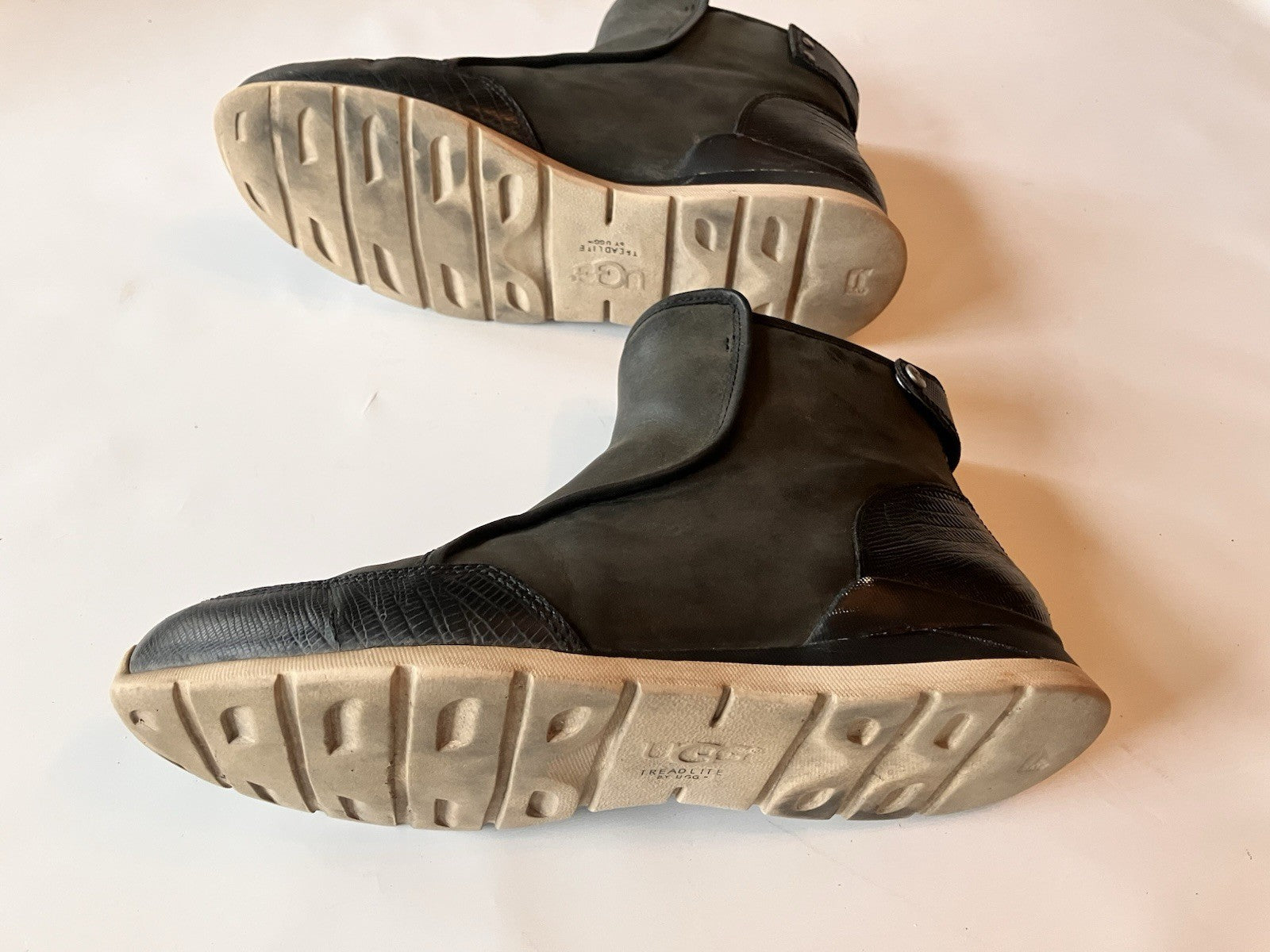 Women’s Black Treadlight UGG Laurels Lizard 7.5 With Box; Gently Preloved Shape