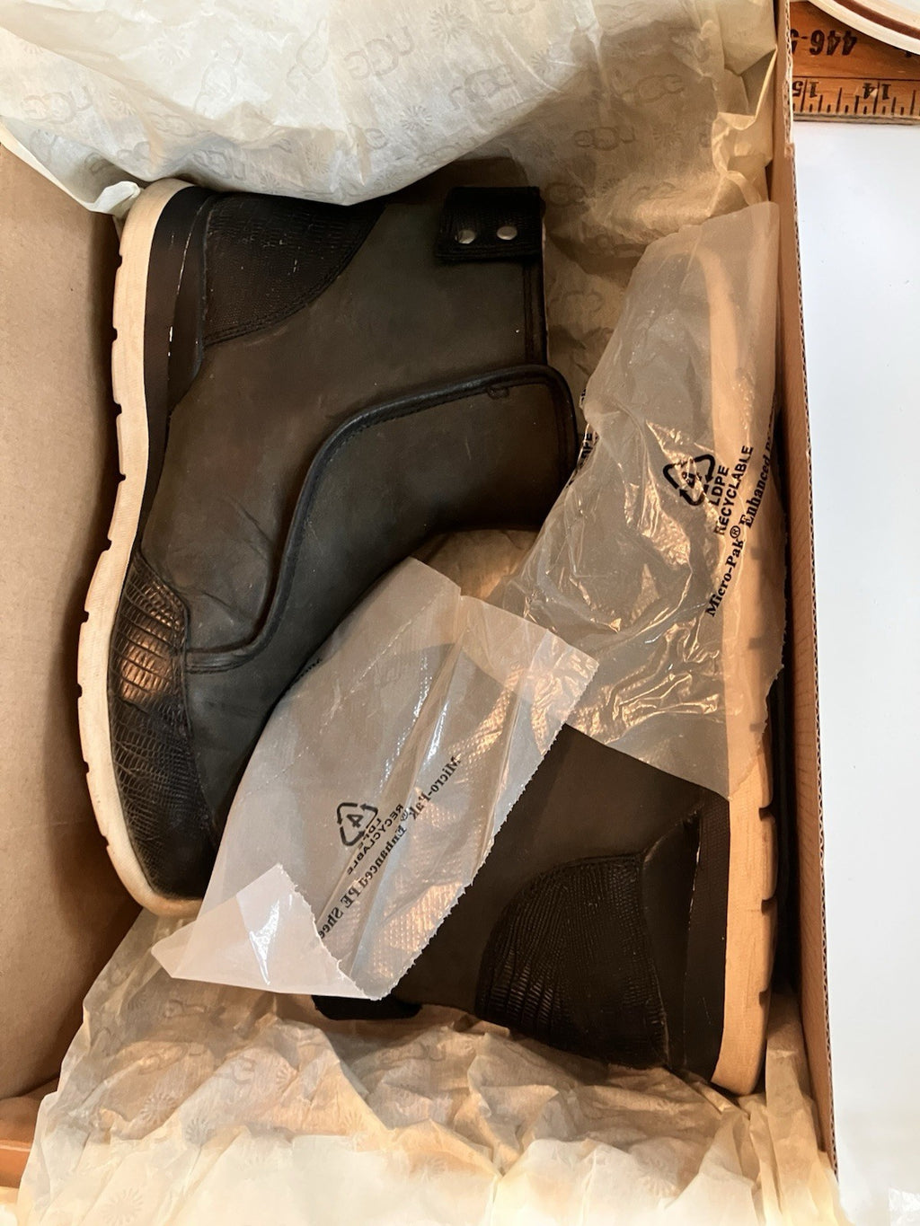 Women’s Black Treadlight UGG Laurels Lizard 7.5 With Box; Gently Preloved Shape