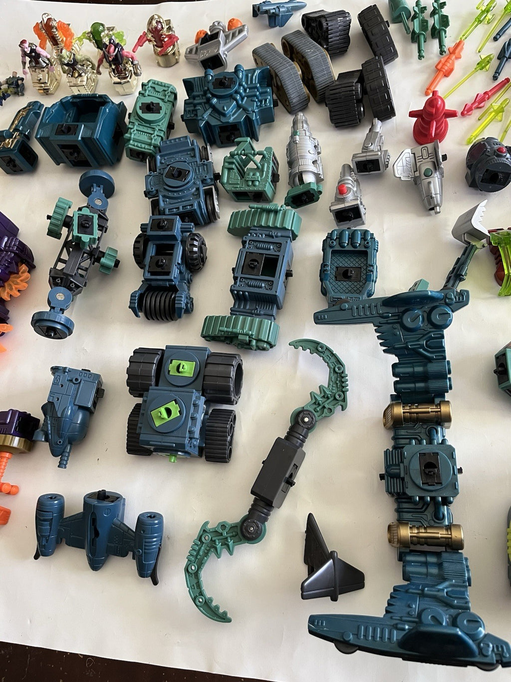 Vintage 1996 Battle Builders Large Lot 100 Pieces Machines, Figures Weapons EUC