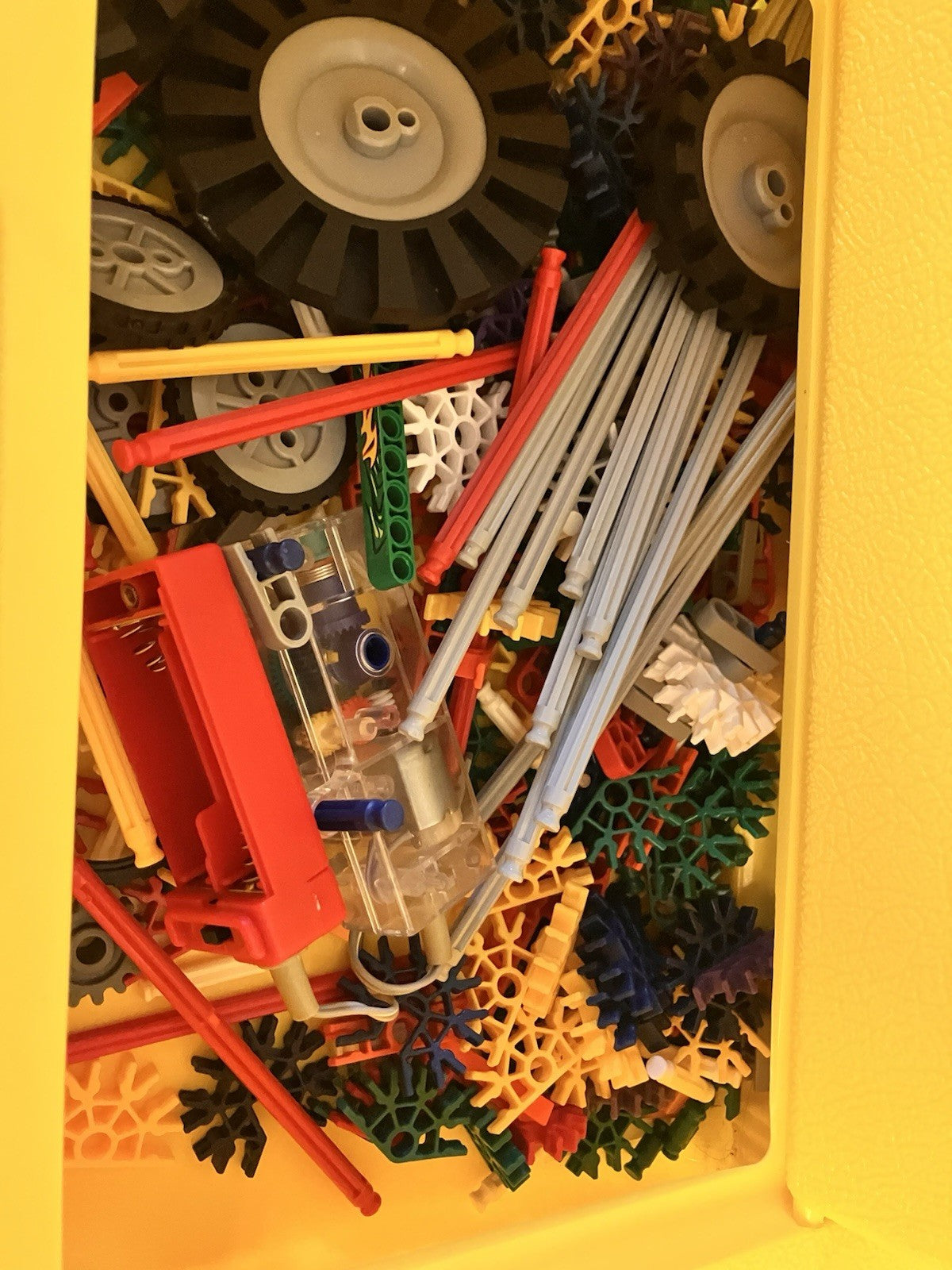 K'nex ‘92 Yellow Case Basic Building  Set #30010 W/ Instructions, Plus Battery
