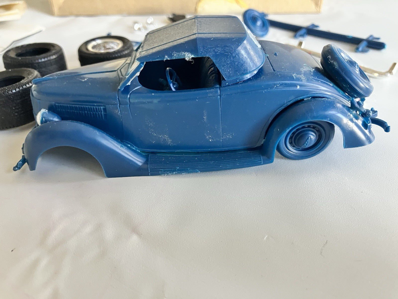 Lindberg 2142 1/32 Scale 1936 Ford Roadster Convertible Plastic Model Kit