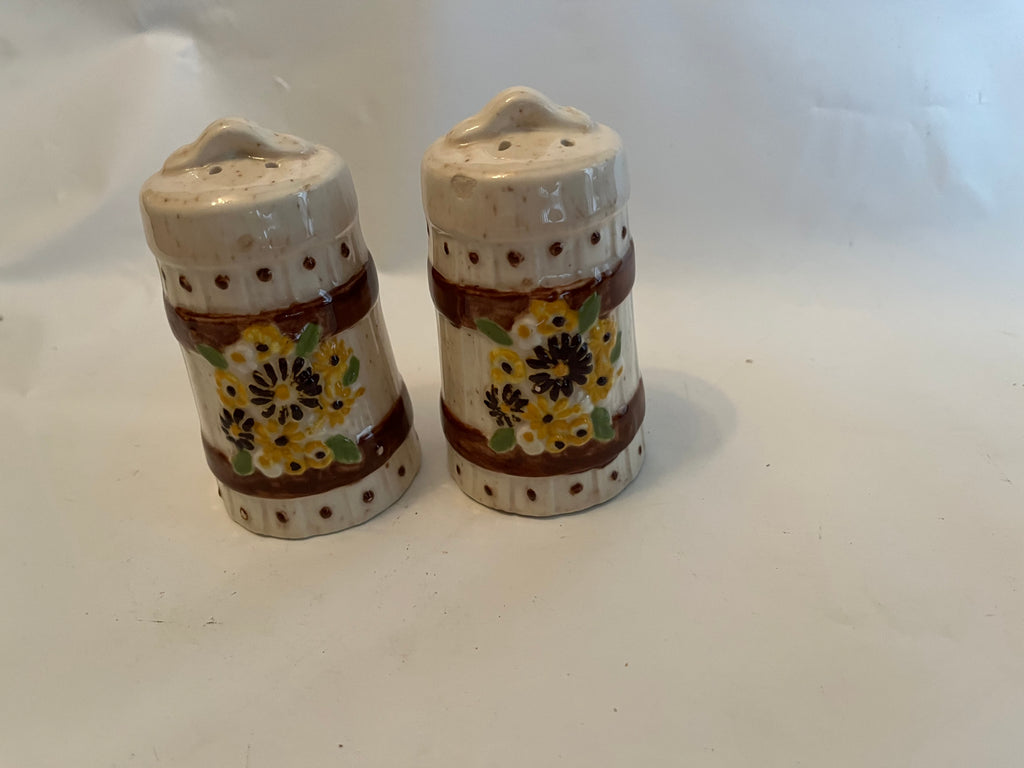 Vintage ceramic daisy shakers