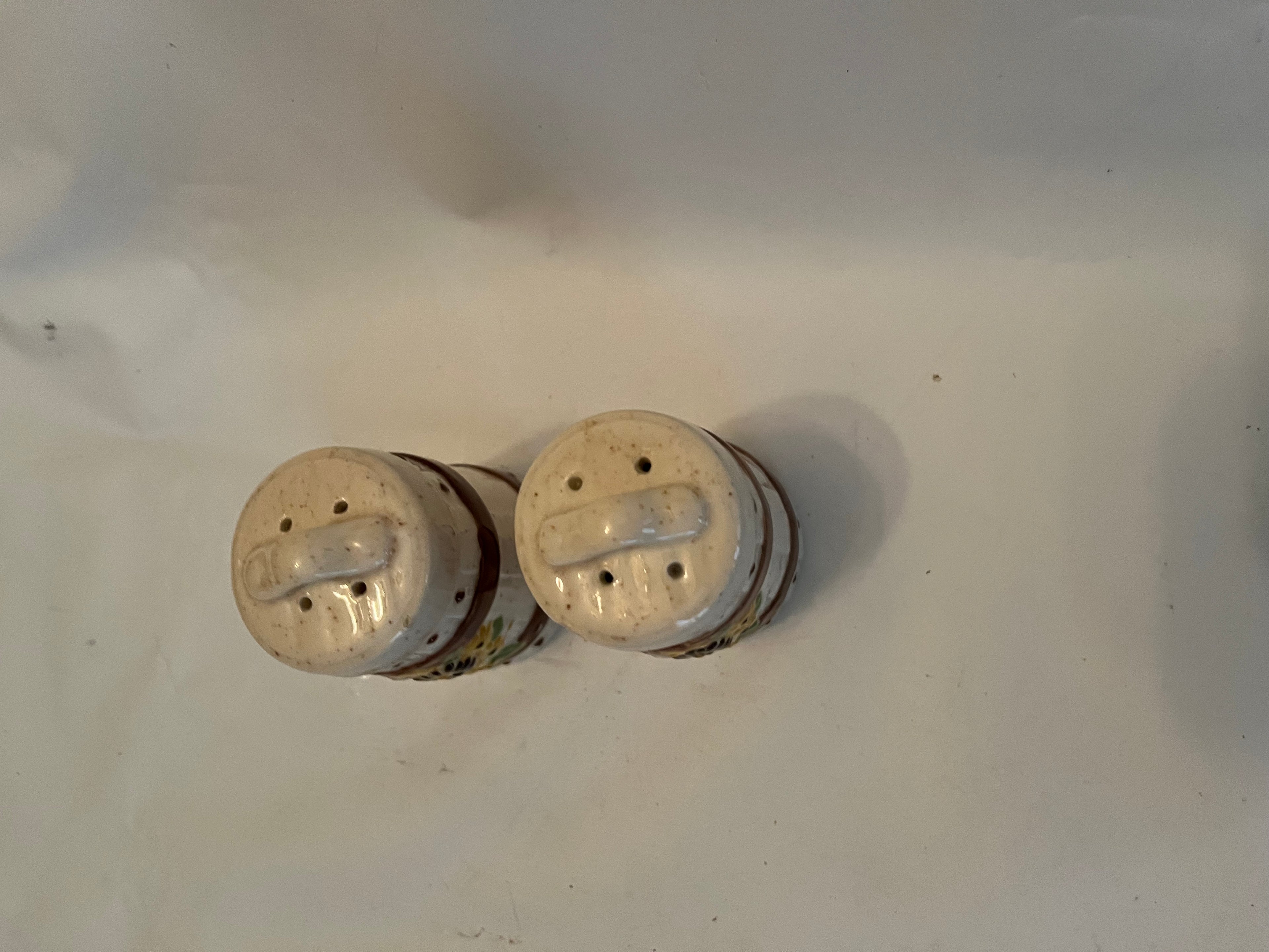 Vintage ceramic daisy shakers