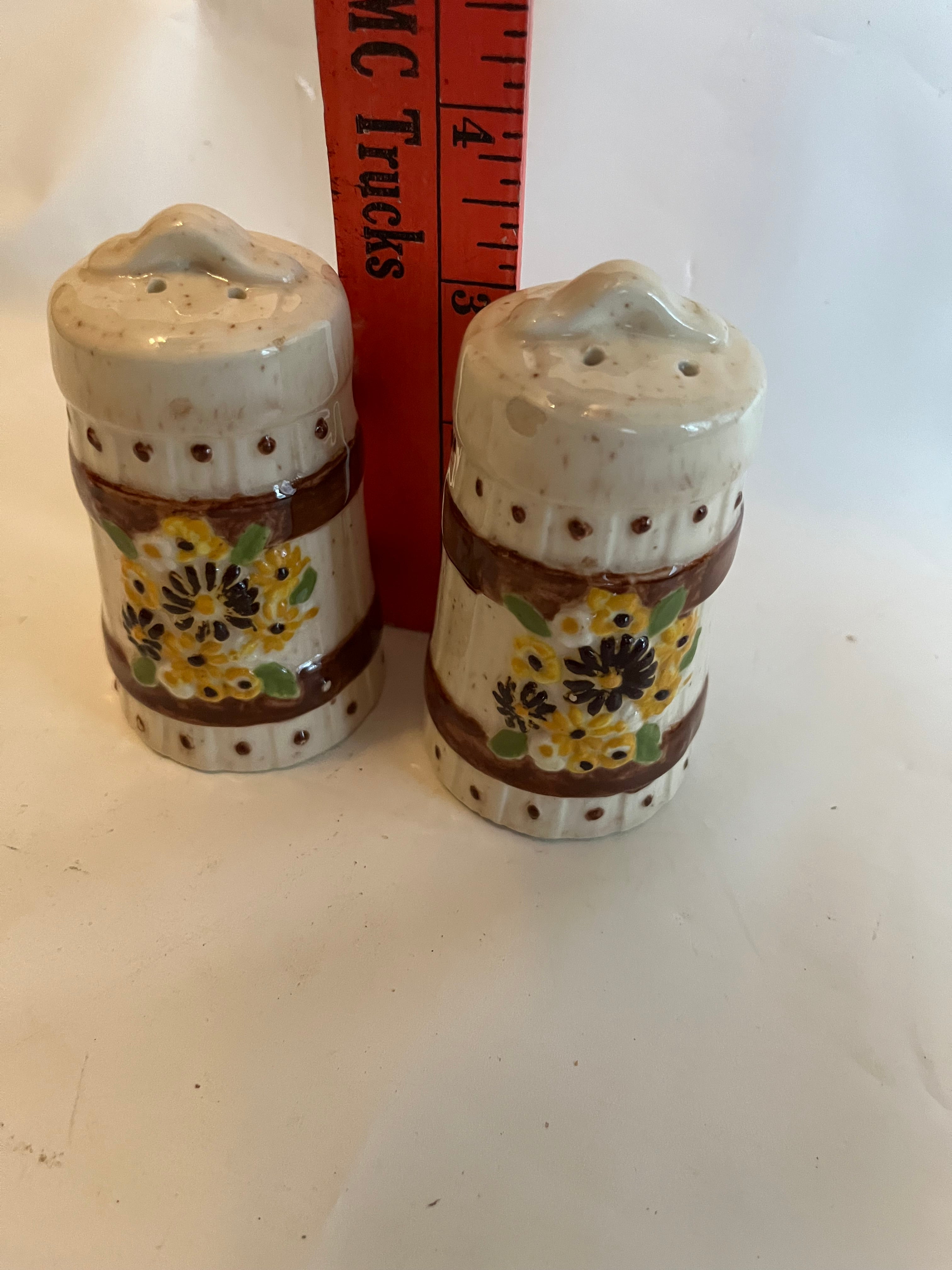 Vintage ceramic daisy shakers