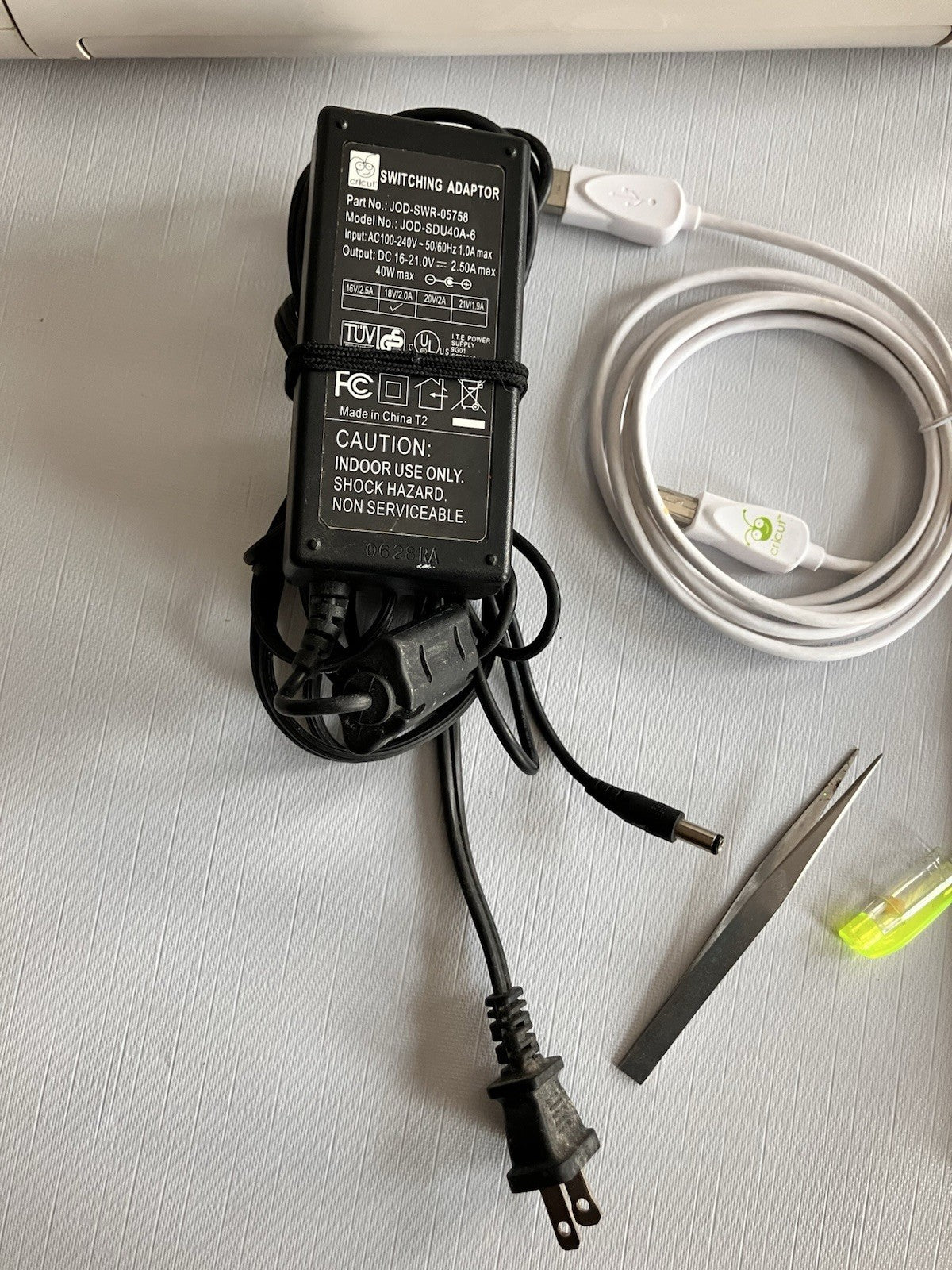 Cricut Personal Electronic Cutter Machine And Bath And Body Works Carrying Tote